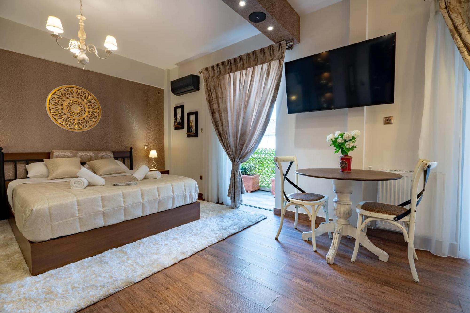 Keramikos Metro St Luxury Apartment