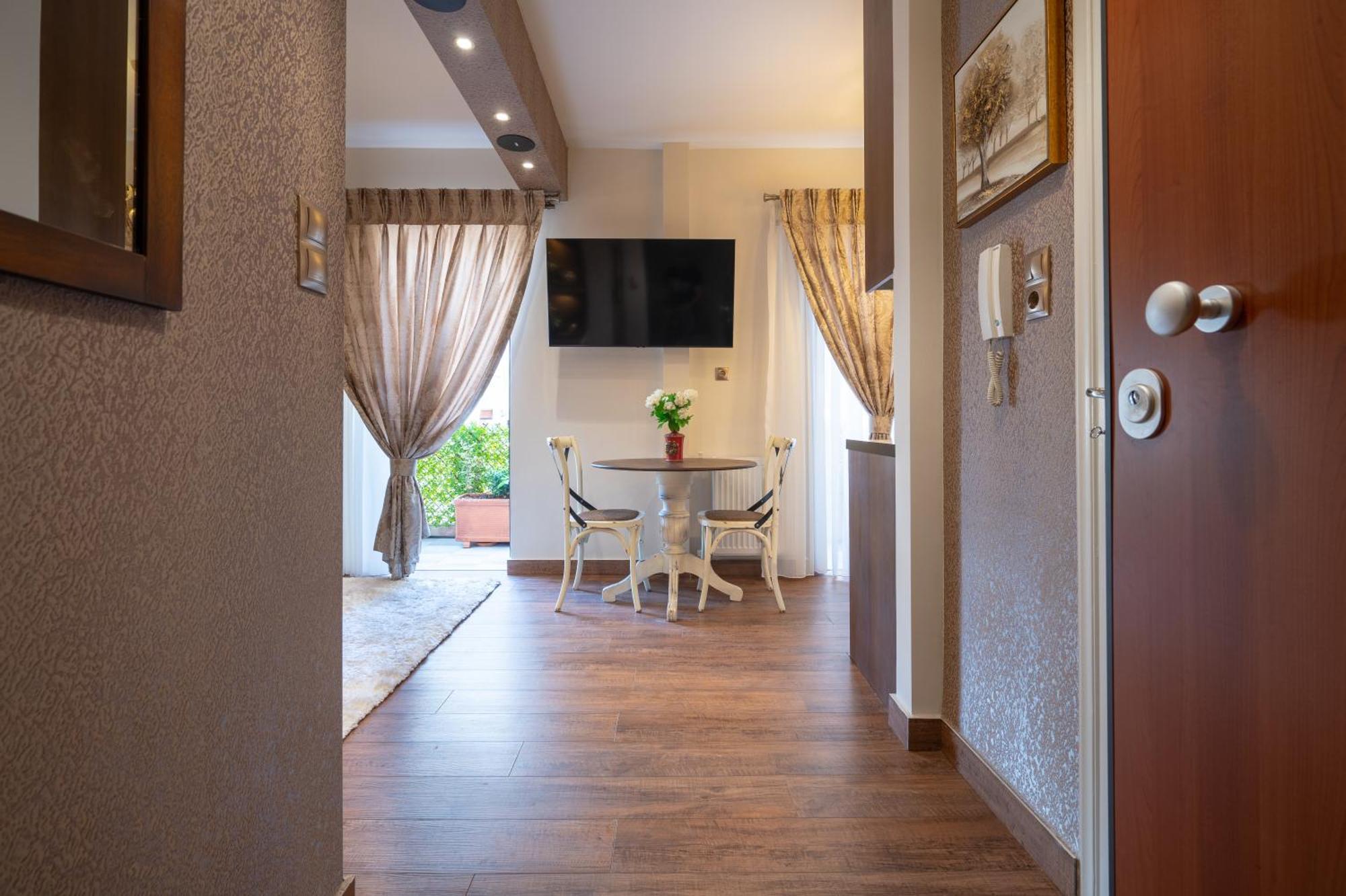 Keramikos Metro St Luxury Apartment *